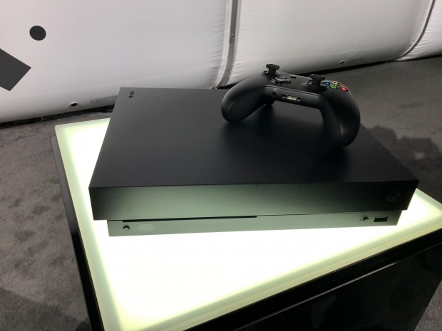 Die Endkundenversion der Xbox One X auf der E3 2017 (Bild: Peter Steinlechner/Golem.de)
